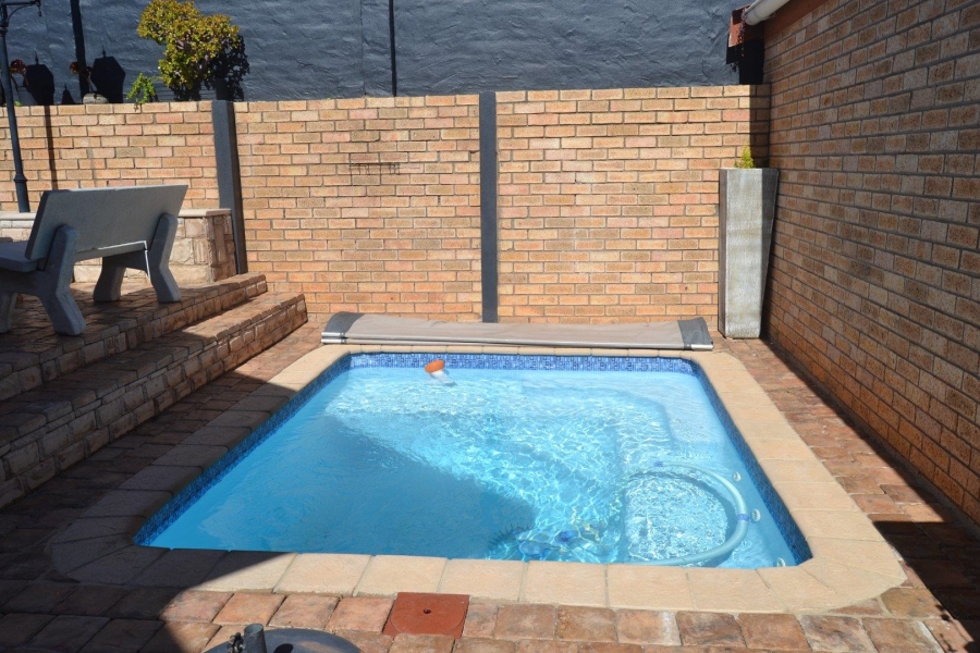 6 Bedroom Property for Sale in Wavecrest Eastern Cape